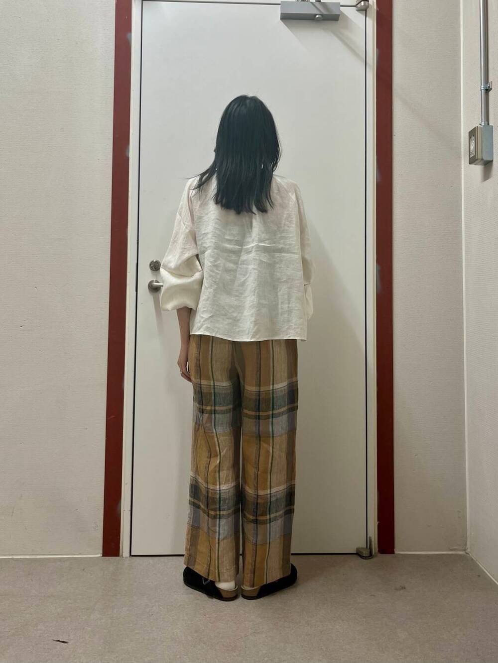 「newarrival、doors」｜「URBAN RESEARCH DOORSのリネンチェックイージーパンツ（その他パンツ、イエロー系）」を使った、pyonさん（レディース・161cm）の春コーディネートの3枚目の写真