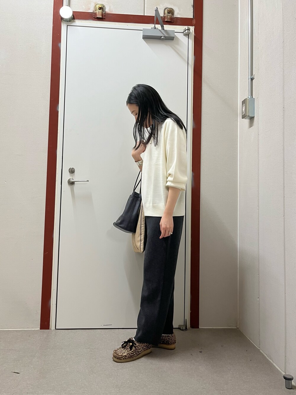 ホワイト系のニット/セーター、グレー系のその他パンツを着用したレディースの秋コーディネートの2枚目の写真