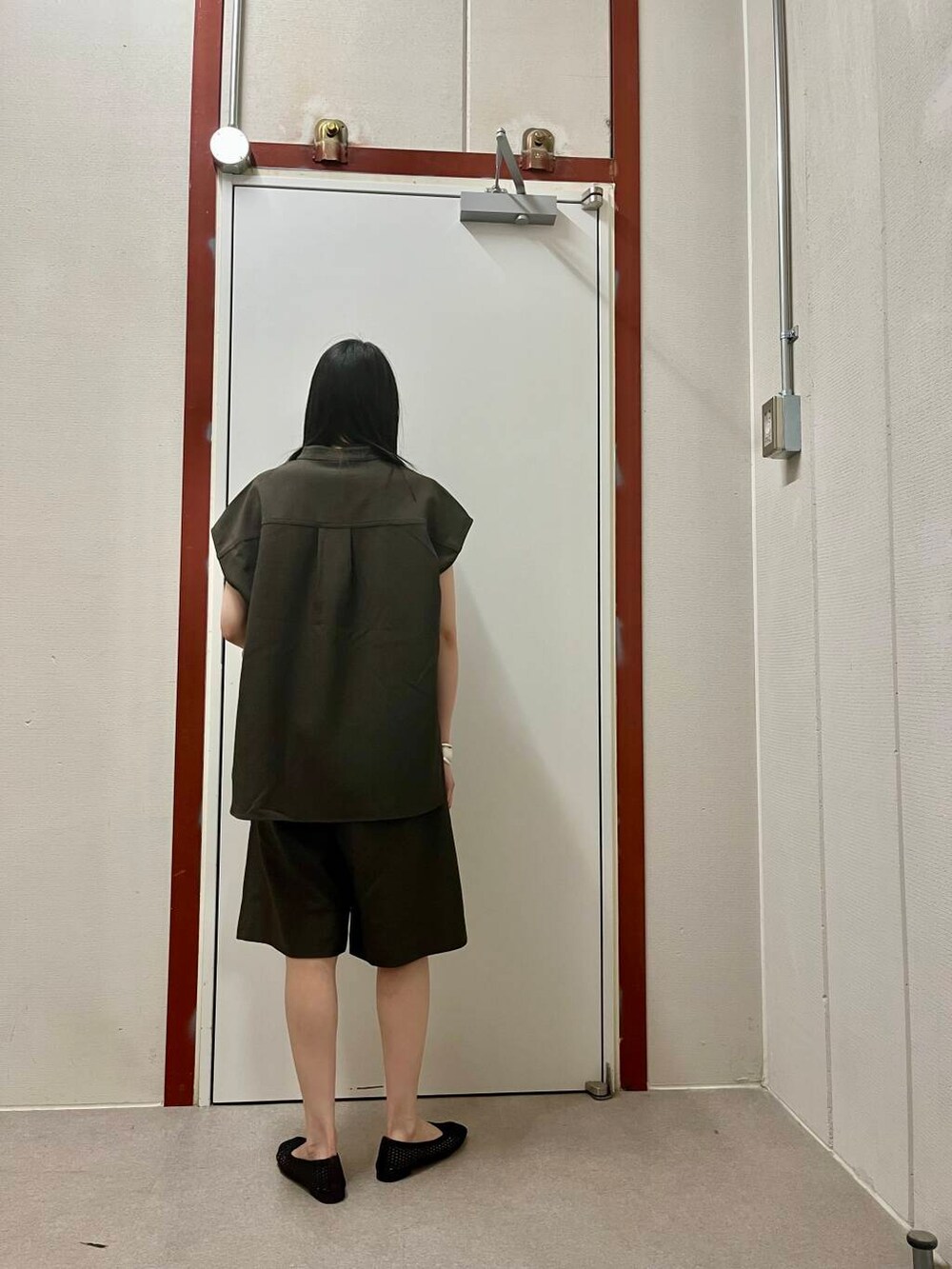 「RODESKO、newarrival、doors」｜「RODE SKOの『MADE IN JAPAN』スクエアメッシュフラットシューズ（パンプス、ブラック系）」を使った、pyonさん（レディース・161cm）の春コーディネートの3枚目の写真