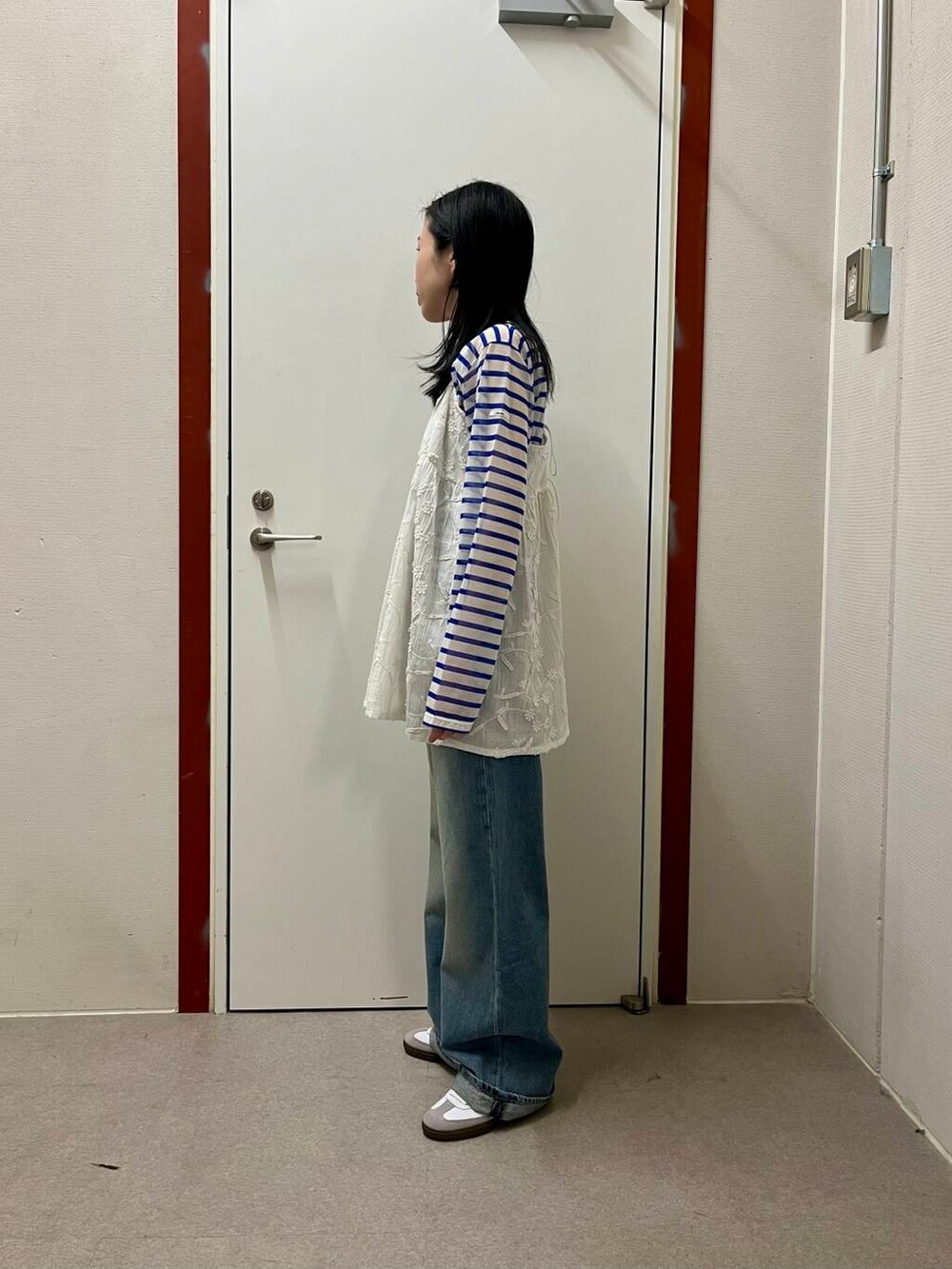 「newarrival、doors」｜「adidasのadidas　SAMBA OG（スニーカー、ホワイト系）」を使った、pyonさん（レディース・161cm）の春コーディネートの2枚目の写真