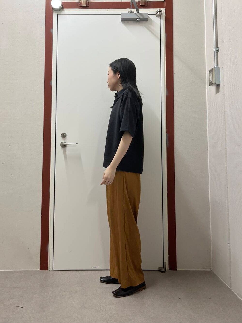 ブラック系のシャツ/ブラウス、イエロー系のその他パンツを着用したレディースの夏コーディネートの2枚目の写真