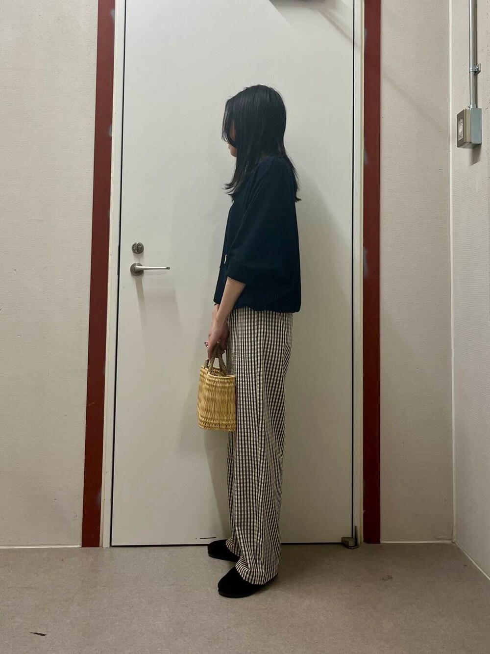 「newarrival、doors」｜「URBAN RESEARCH DOORSのチェックギャザーイージーパンツ（その他パンツ、ベージュ系）」を使った、pyonさん（レディース・161cm）の春コーディネートの2枚目の写真