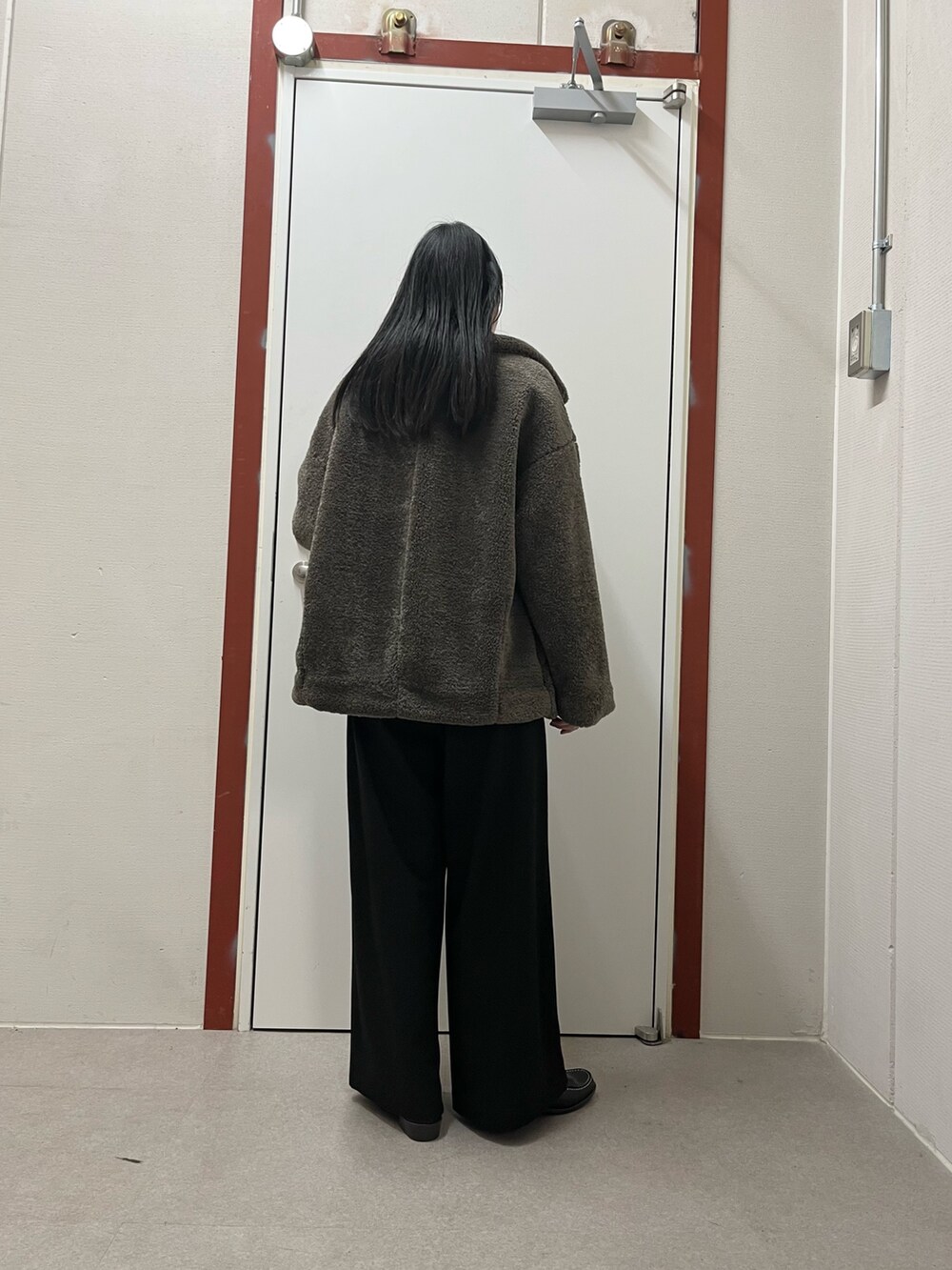 ブラック系のその他パンツ、グレー系のその他アウター、ホワイト系のシャツ/ブラウスを着用したレディースの秋コーディネートの4枚目の写真