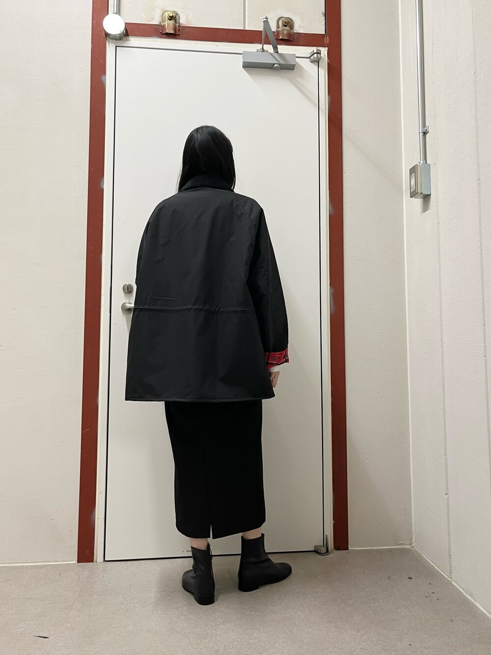 ブラック系のその他アウター、ブラック系のワンピースを着用したレディースの秋コーディネートの4枚目の写真