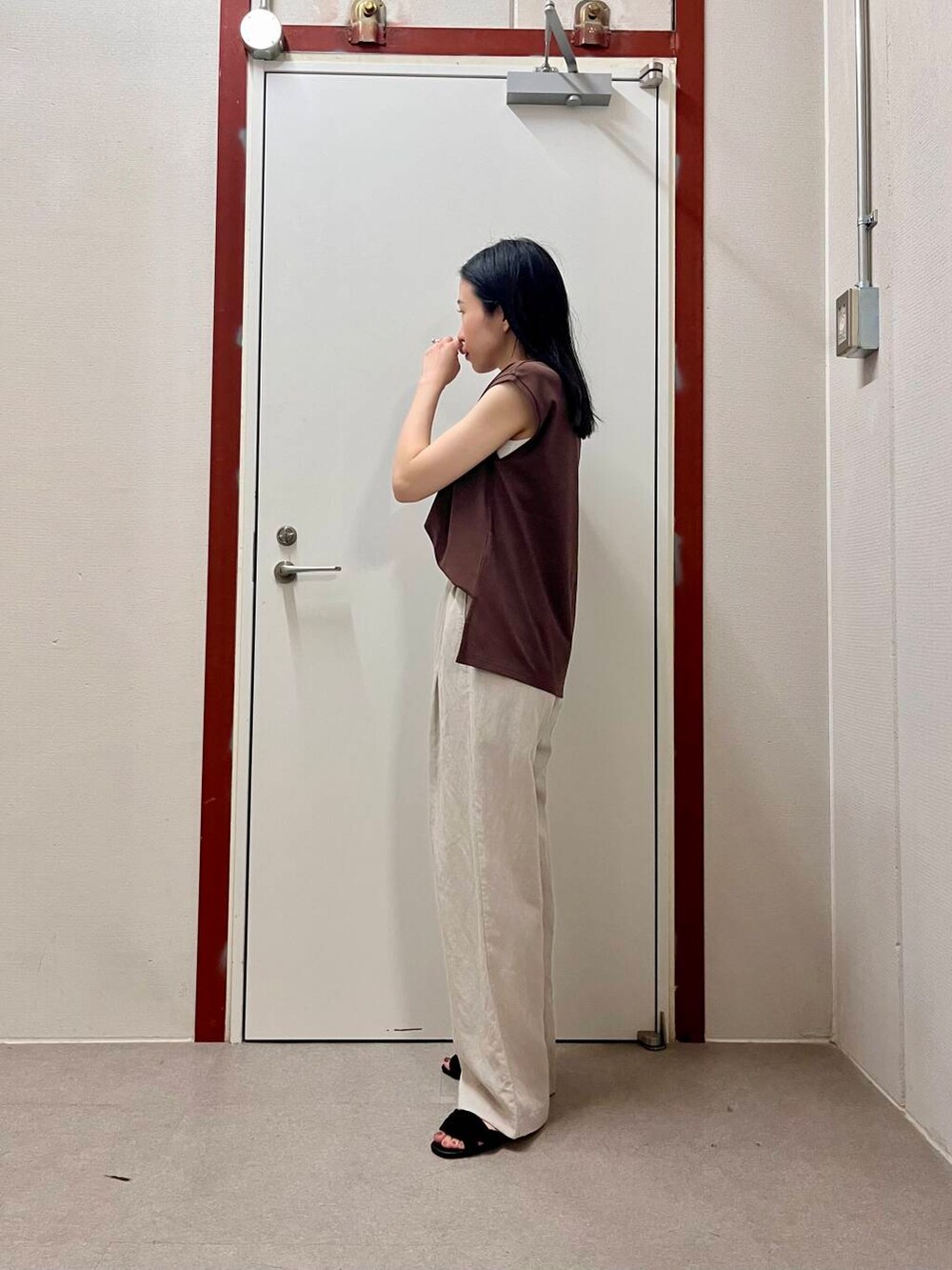 「doors、私が選ぶセールアイテム25ss」｜「URBAN RESEARCH DOORSの『一部WEB限定カラー』セパレートフラットサンダル（サンダル、ブラック系）」を使った、pyonさん（レディース・161cm）の夏コーディネートの2枚目の写真
