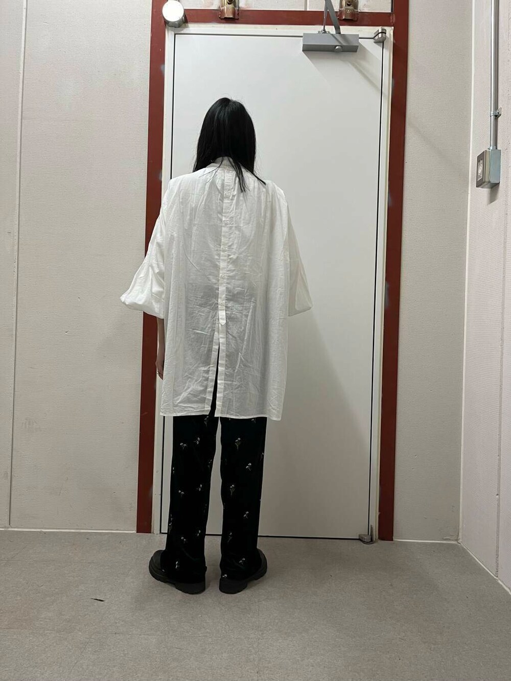 ブラック系のその他シューズ、ベージュ系のハンドバッグ、ブラック系のその他パンツを着用したレディースの秋コーディネートの3枚目の写真