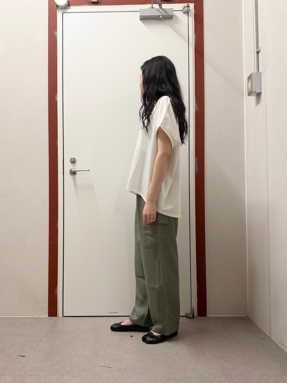 ホワイト系のTシャツ/カットソー、グリーン系のその他パンツを着用したレディースの春コーディネートの2枚目の写真
