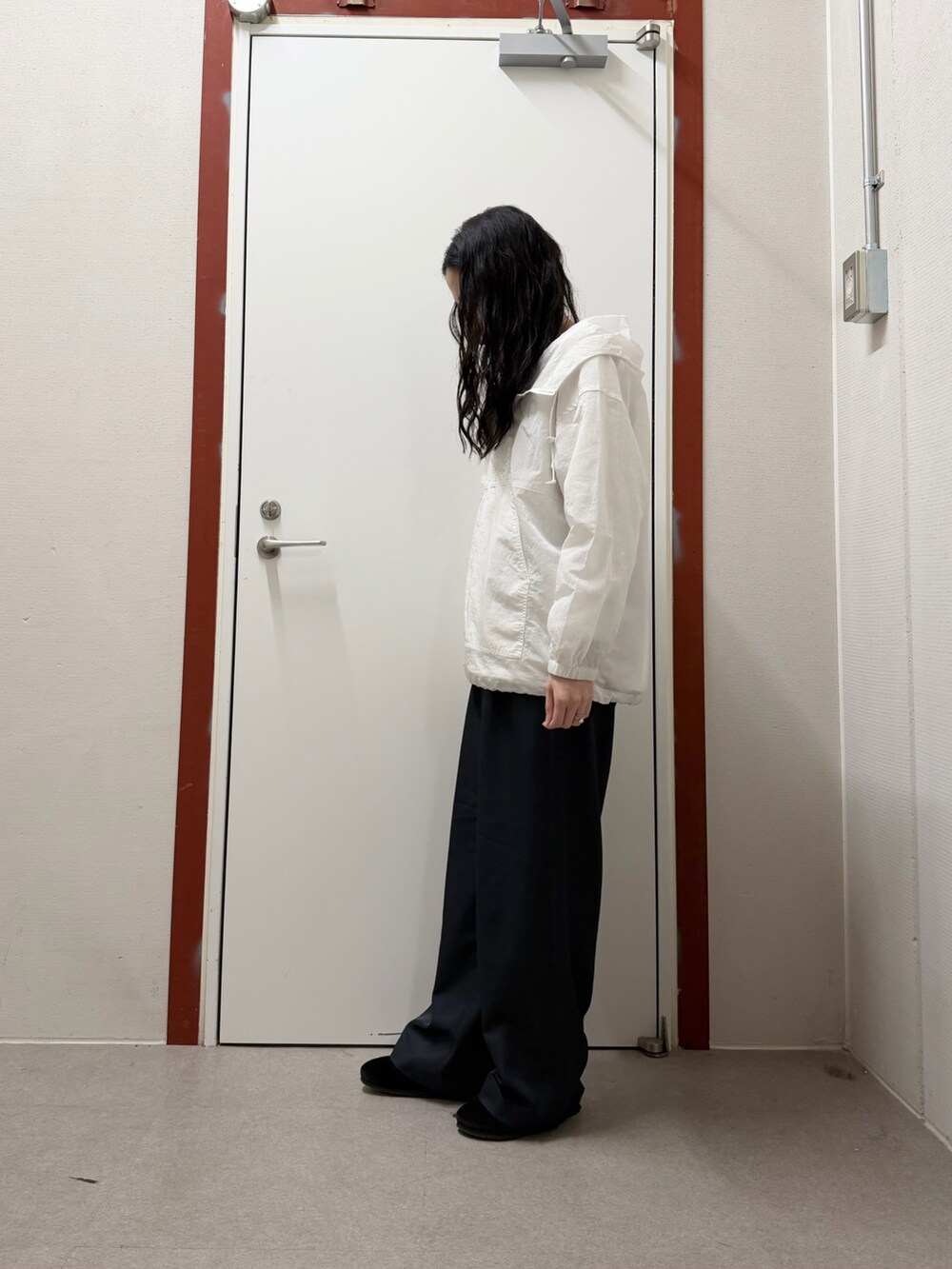 ホワイト系のパーカー、ブルー系のその他パンツを着用したレディースの冬コーディネートの2枚目の写真