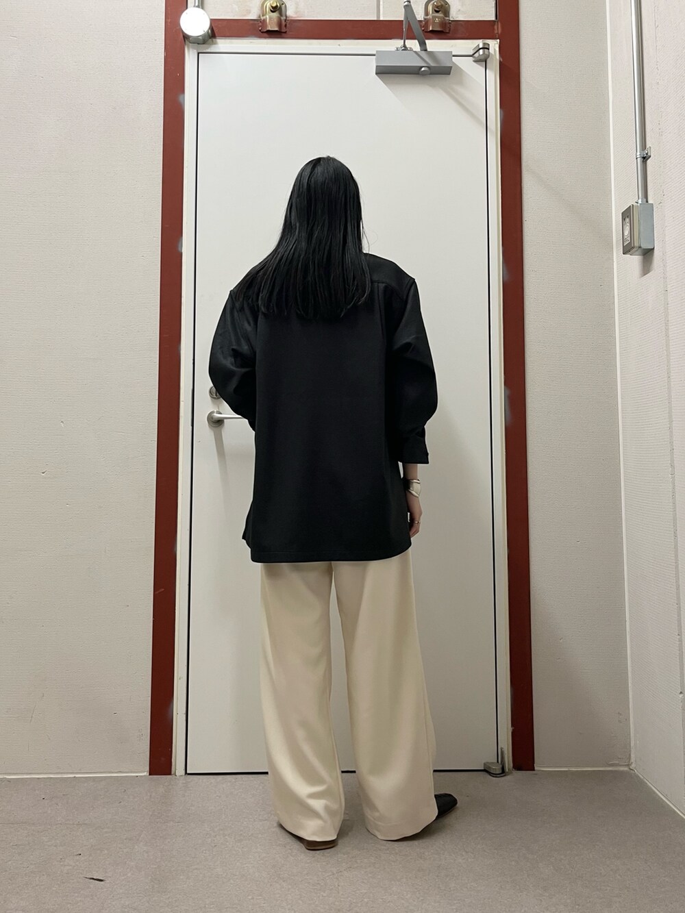 ホワイト系のその他パンツ、グレー系のシャツ/ブラウスを着用したレディースの秋コーディネートの3枚目の写真