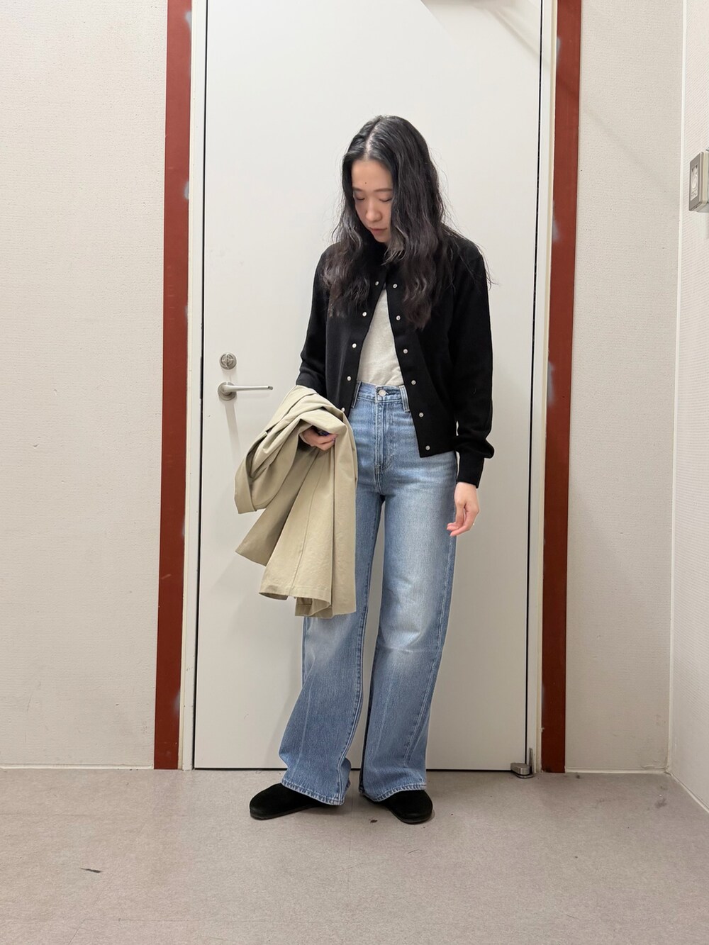 ベージュ系のその他アウター、ブラック系のカーディガン/ボレロ、ブルー系のデニムパンツを着用したレディースの冬コーディネートの2枚目の写真