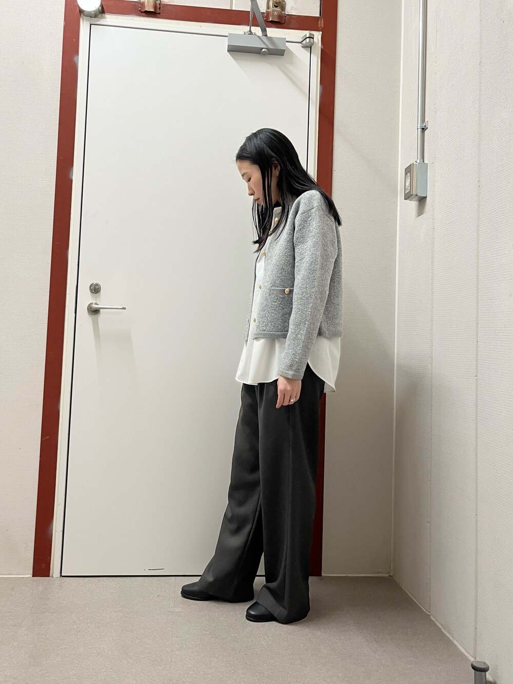 グレー系のカーディガン/ボレロ、ホワイト系のシャツ/ブラウス、グレー系のその他パンツを着用したレディースの秋コーディネートの2枚目の写真