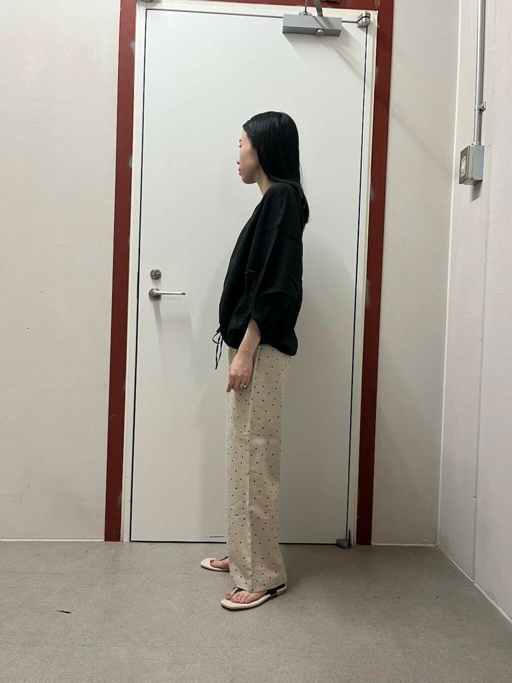 「リネン、doors、私が選ぶセールアイテム25ss」｜「URBAN RESEARCH DOORSのキャンバスコンビトングサンダル（サンダル、ブラック系）」を使った、pyonさん（レディース・161cm）の夏コーディネートの2枚目の写真