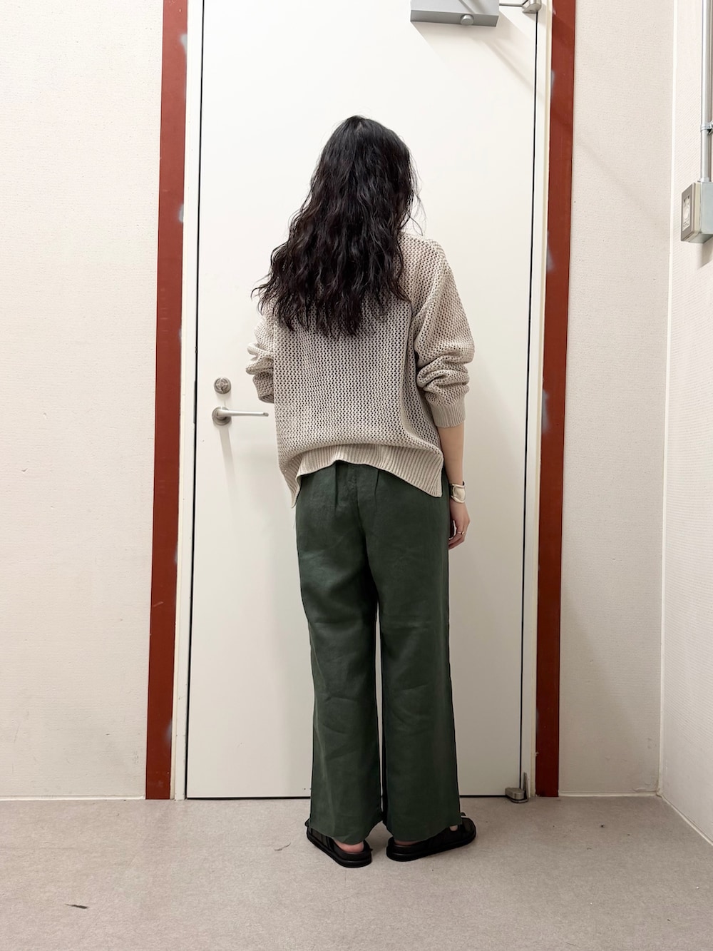 グレー系のニット/セーター、グリーン系のその他パンツ、ブラック系のサンダルを着用したレディースの春コーディネートの3枚目の写真
