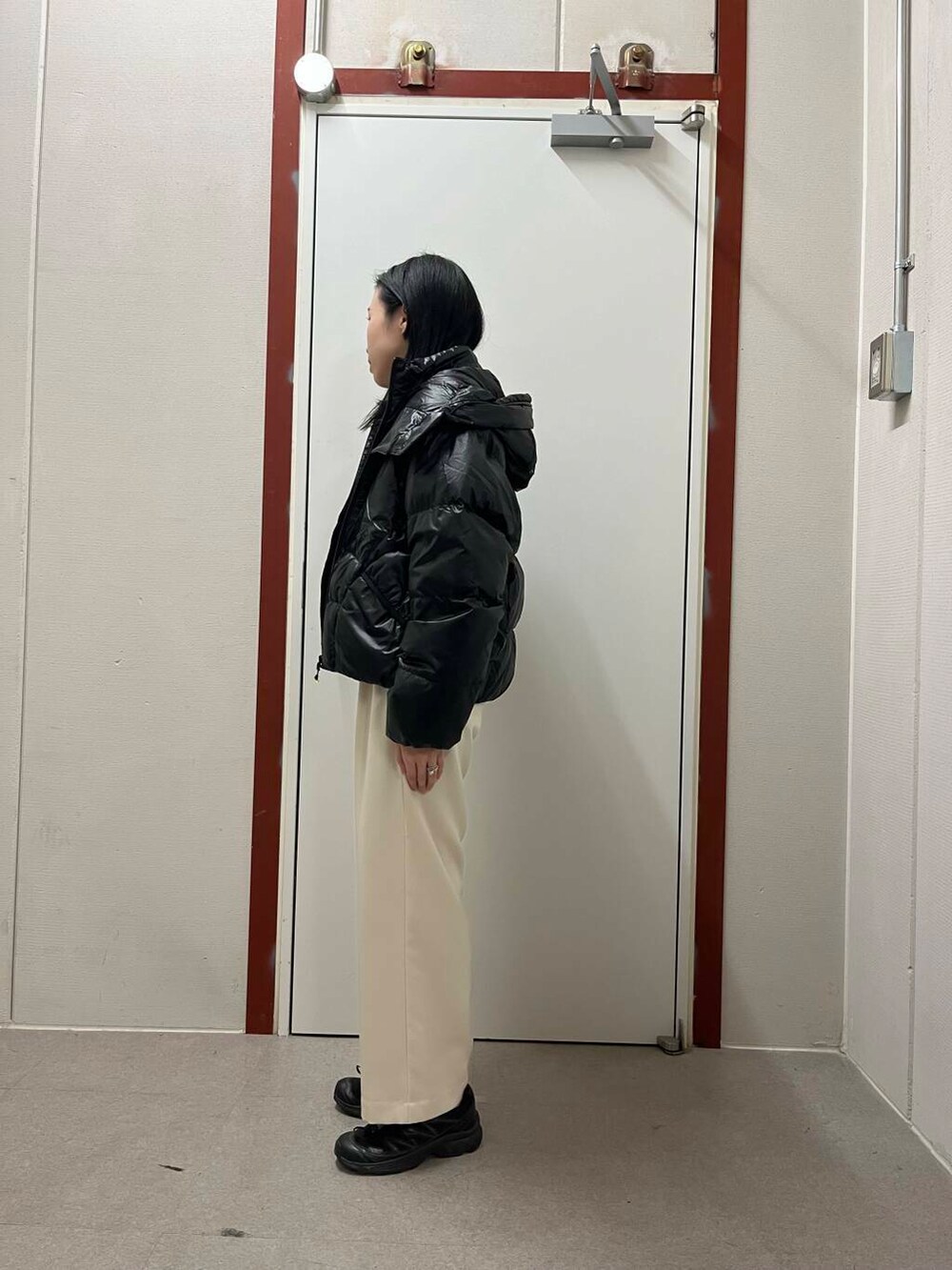 ホワイト系のその他パンツ、ホワイト系のニット/セーター、グレー系のその他トップスを着用したレディースの秋コーディネートの2枚目の写真
