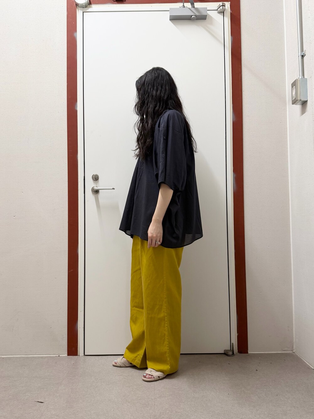 ブルー系のシャツ/ブラウス、イエロー系のその他パンツ、ベージュ系のサンダルを着用したレディースの夏コーディネートの2枚目の写真