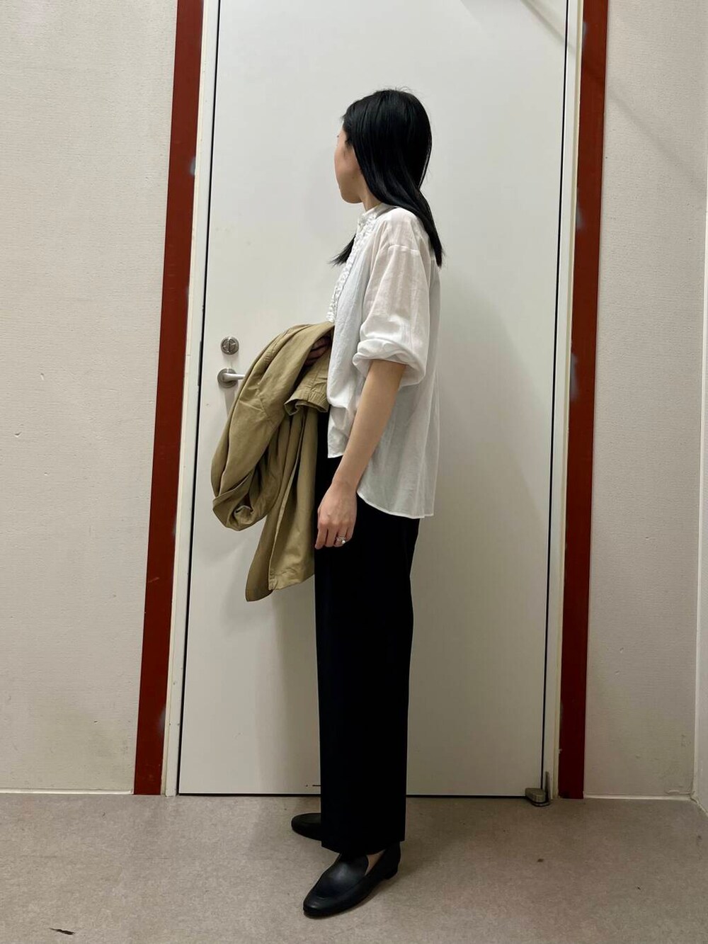 ホワイト系のシャツ/ブラウス、ベージュ系のその他アウター、ブラック系のその他パンツを着用したレディースの春コーディネートの3枚目の写真