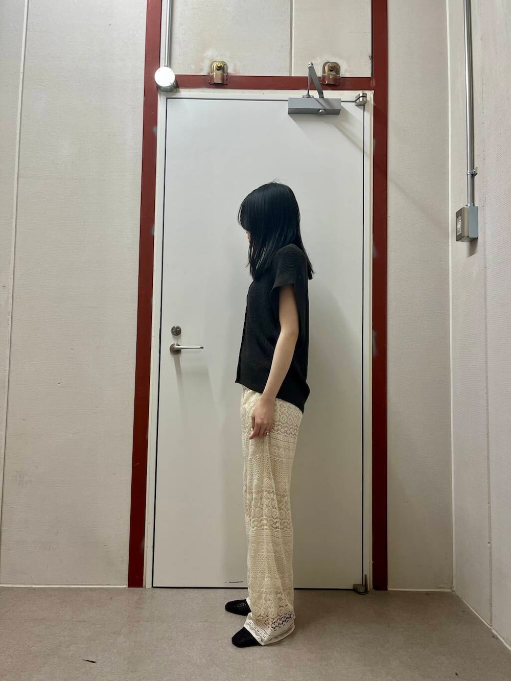 「newarrival、サマーニット、doors」｜「URBAN RESEARCH DOORSのリネンライクVネックベスト（ベスト、グレー系）」を使った、pyonさん（レディース・161cm）の春コーディネートの2枚目の写真