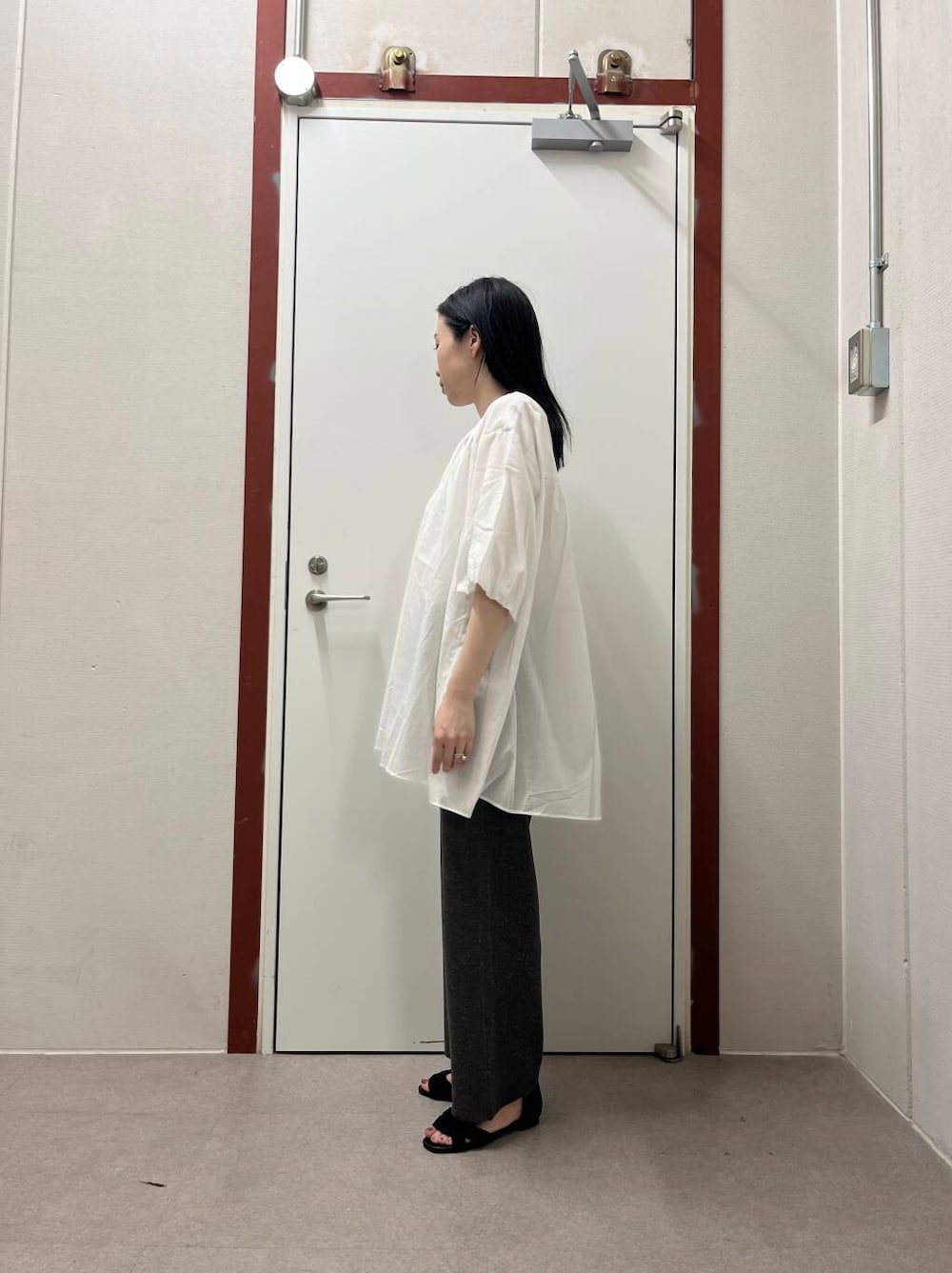 「doors、洒落見えイージーパンツ×サンダル」｜「URBAN RESEARCH DOORSの『一部WEB限定カラー』セパレートフラットサンダル（サンダル、ブラック系）」を使った、pyonさん（レディース・161cm）の夏コーディネートの2枚目の写真