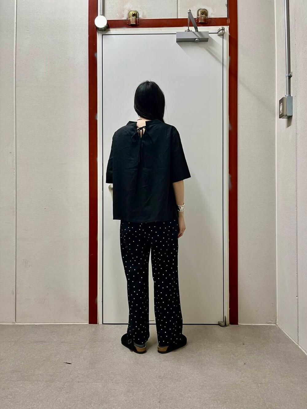「URBAN RESEARCH DOORSのリネンレーヨンドットイージーパンツ（その他パンツ、ブラック系）」を使った、pyonさん（レディース・161cm）の夏コーディネートの3枚目の写真