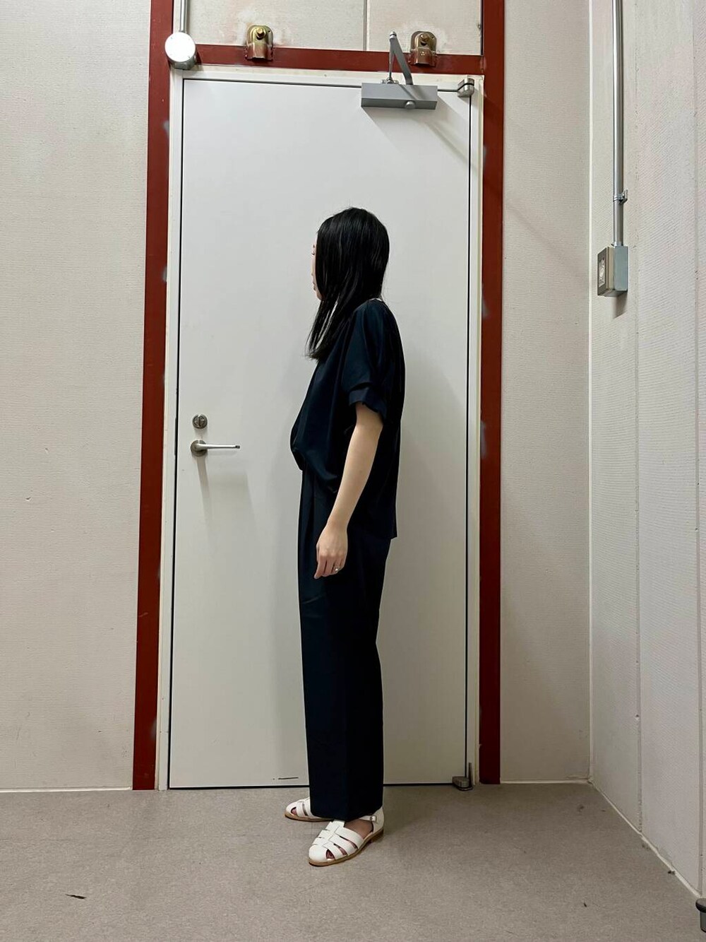 「newarrival、doors、サマシェア」｜「URBAN RESEARCH DOORSのグルカサンダル（サンダル、ホワイト系）」を使った、pyonさん（レディース・161cm）の春コーディネートの2枚目の写真