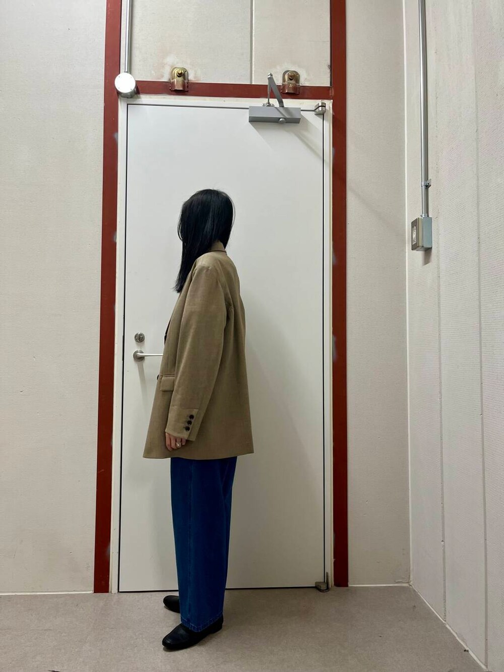 ブラック系のローファー、ブルー系のデニムパンツ、ブルー系のスウェットを着用したレディースの冬コーディネートの3枚目の写真