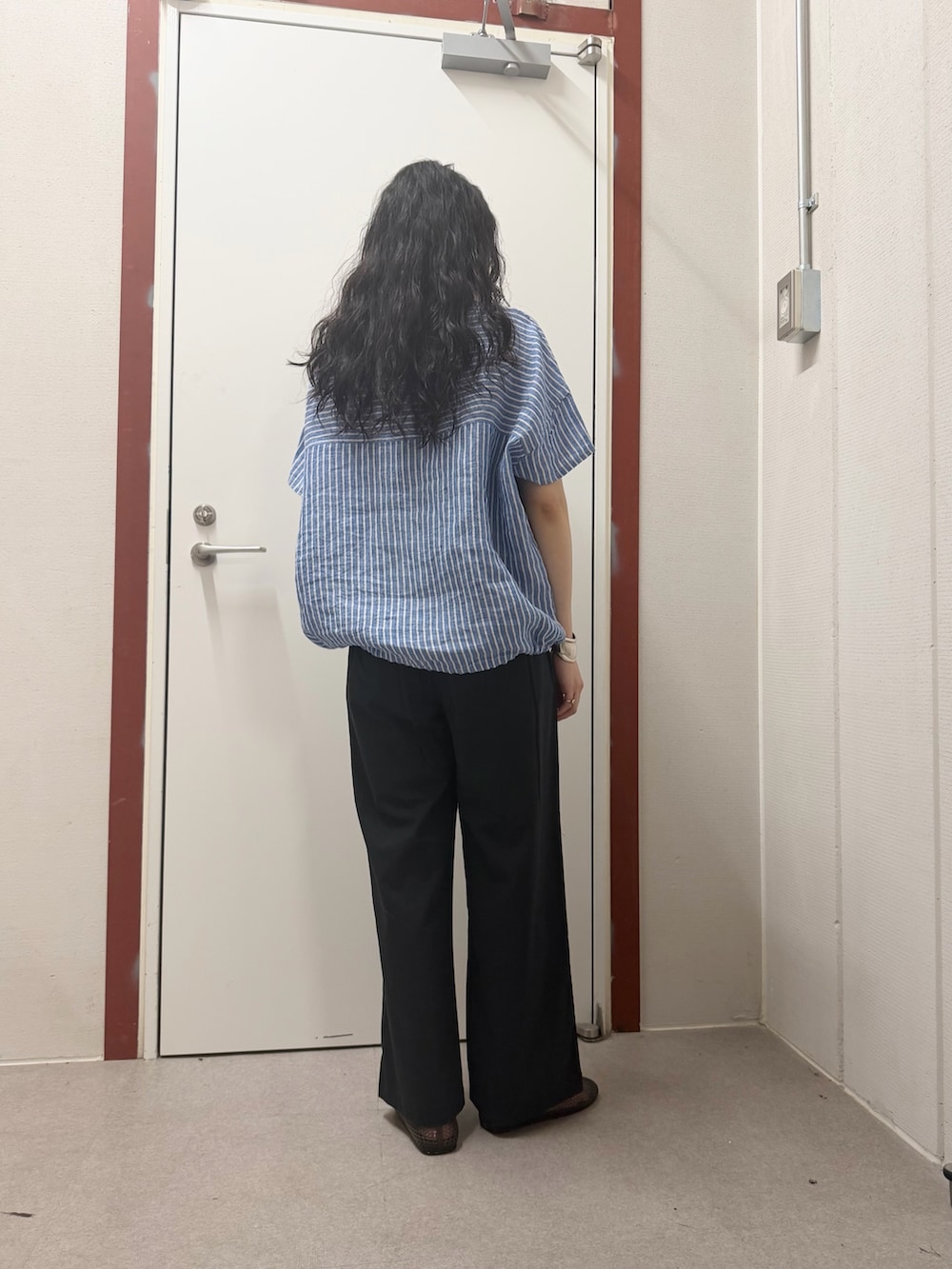 その他のシャツ/ブラウス、ブルー系のその他パンツ、ブラック系のバレエシューズを着用したレディースの夏コーディネートの3枚目の写真