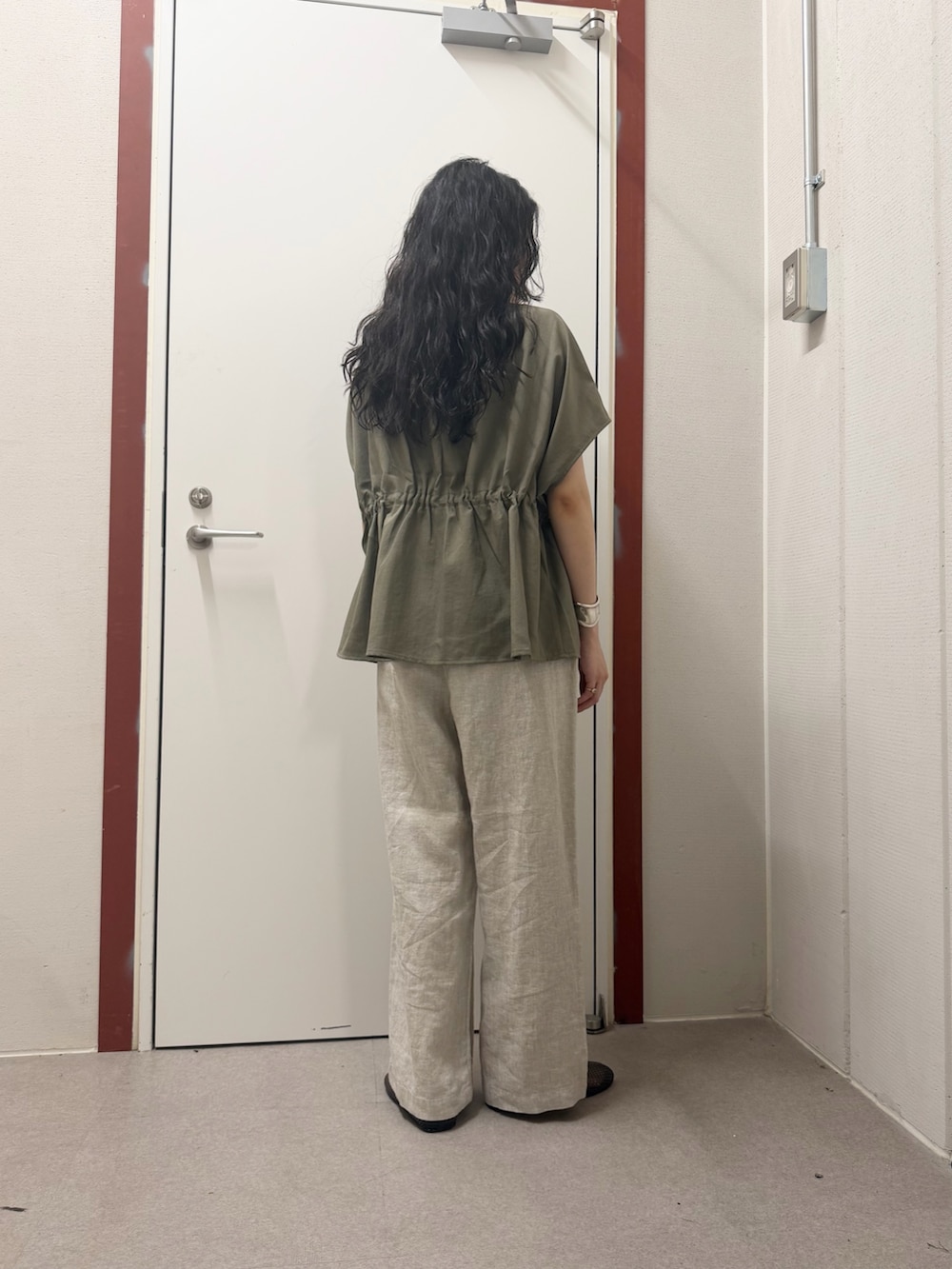 グリーン系のシャツ/ブラウス、ベージュ系のその他パンツ、ブラック系のバレエシューズを着用したレディースの夏コーディネートの3枚目の写真