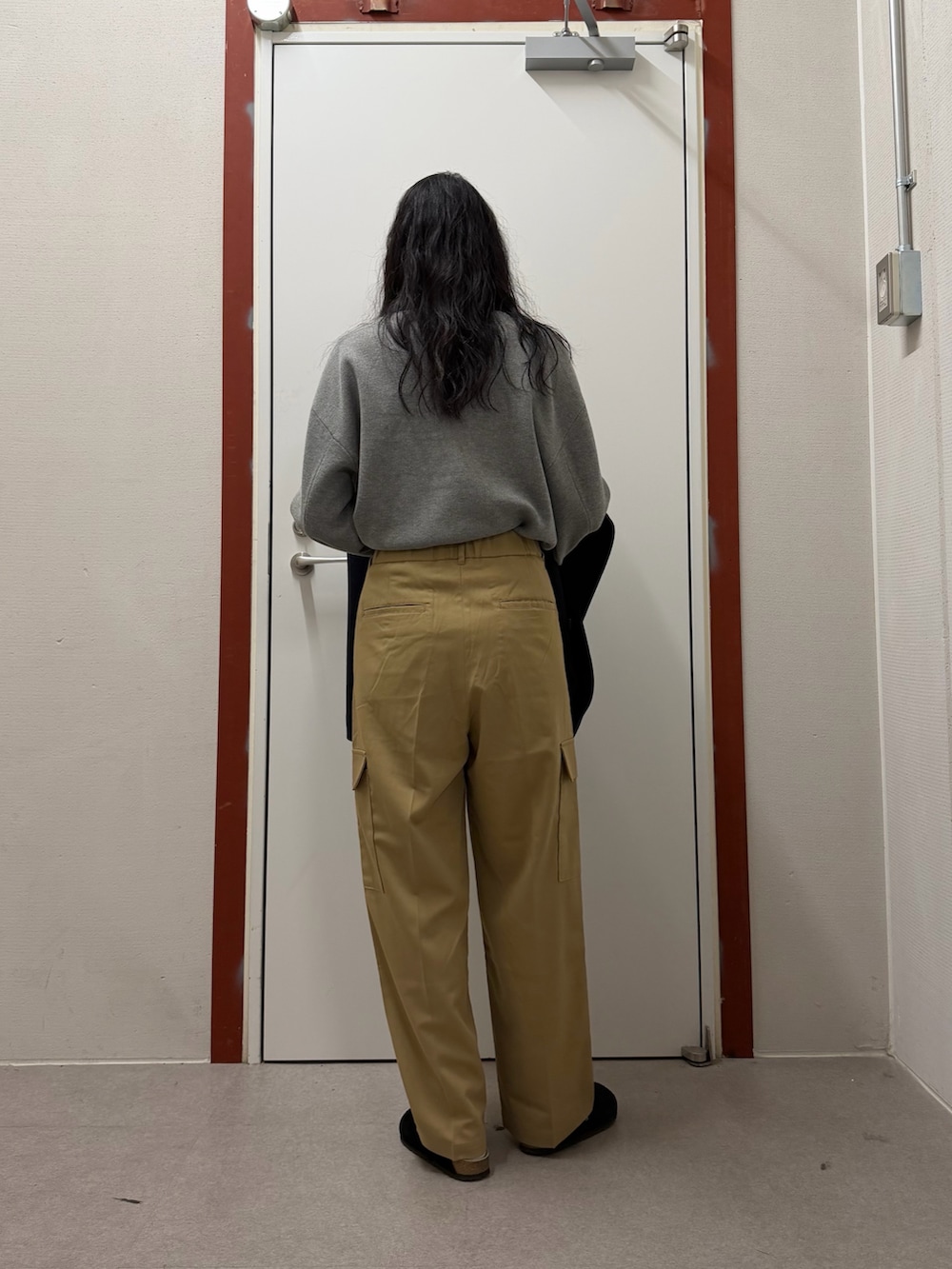 グレー系のニット/セーター、パープル系のその他パンツ、ブルー系のその他アウターを着用したレディースの冬コーディネートの2枚目の写真