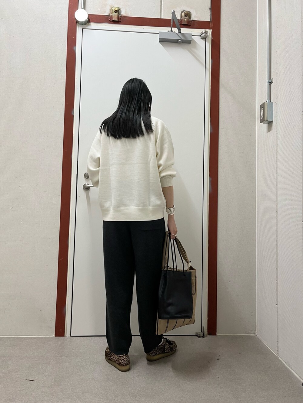 ホワイト系のニット/セーター、グレー系のその他パンツを着用したレディースの秋コーディネートの3枚目の写真