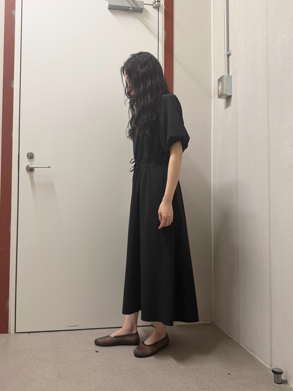 ブラック系のワンピース、ブラック系のバレエシューズを着用したレディースの夏コーディネートの2枚目の写真