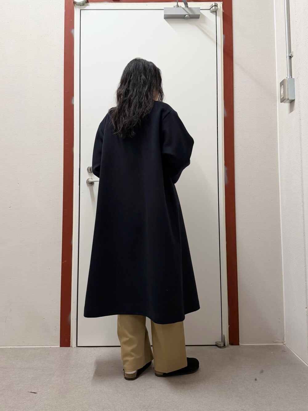 グレー系のニット/セーター、パープル系のその他パンツ、ブルー系のその他アウターを着用したレディースの冬コーディネートの4枚目の写真