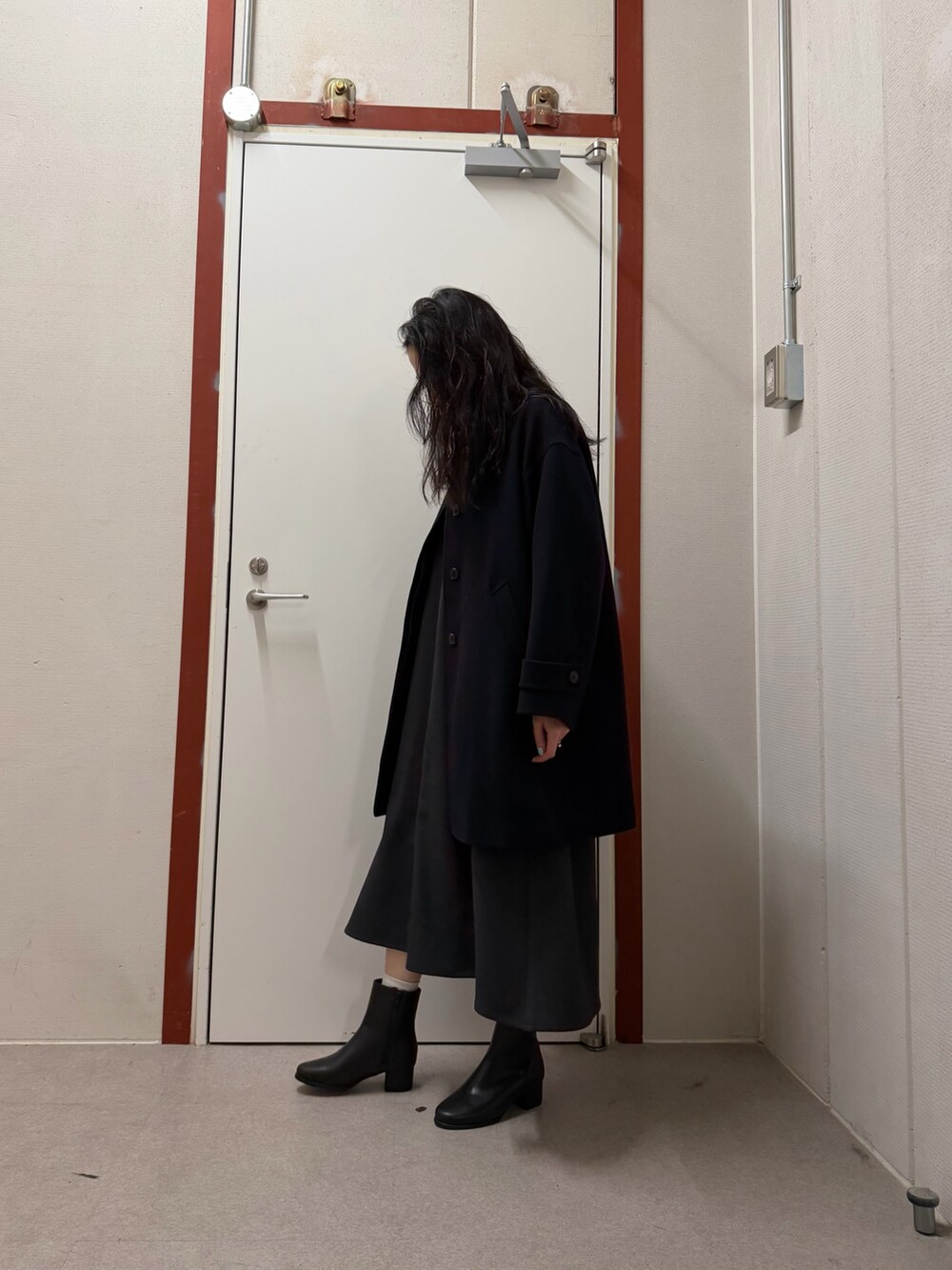 ブルー系のその他アウター、グレー系のワンピース、ブラウン系のニット/セーターを着用したレディースの秋コーディネートの2枚目の写真