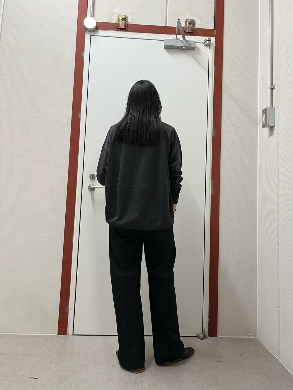 グレー系のTシャツ/カットソー、ブラック系のその他パンツを着用したレディースの秋コーディネートの3枚目の写真
