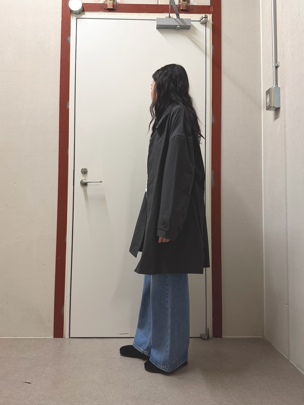 ブルー系のデニムパンツを着用したレディースの春コーディネートの2枚目の写真