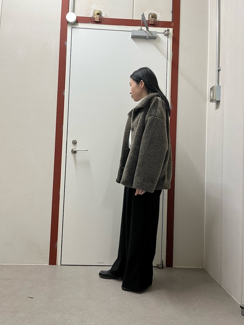 ブラック系のその他パンツ、グレー系のその他アウター、ホワイト系のシャツ/ブラウスを着用したレディースの秋コーディネートの3枚目の写真