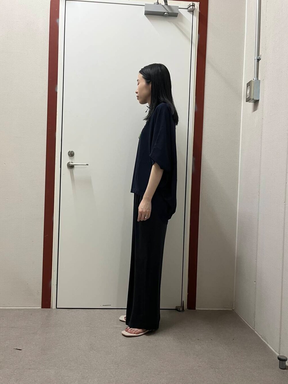 ブラック系のサンダル、ブルー系のその他パンツ、ブルー系のTシャツ/カットソーを着用したレディースの夏コーディネートの2枚目の写真