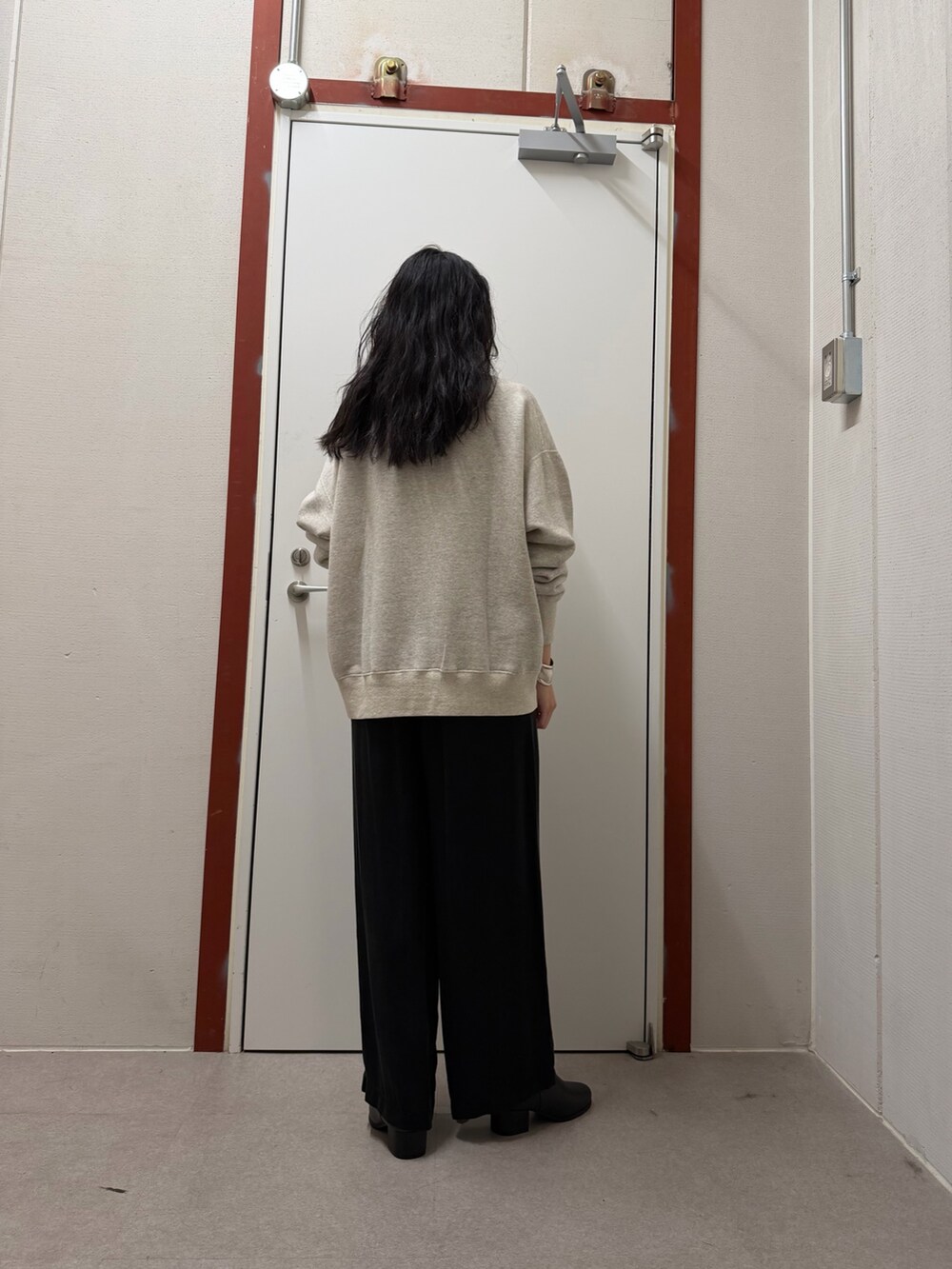 その他のダウンジャケット/コート、ブラック系のその他パンツを着用したレディースの秋コーディネートの6枚目の写真