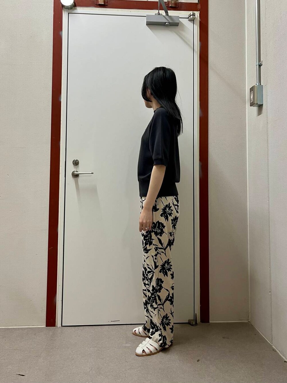 「かぐれ、newarrival、doors」｜「URBAN RESEARCH DOORSのグルカサンダル（サンダル、ホワイト系）」を使った、pyonさん（レディース・161cm）の春コーディネートの2枚目の写真
