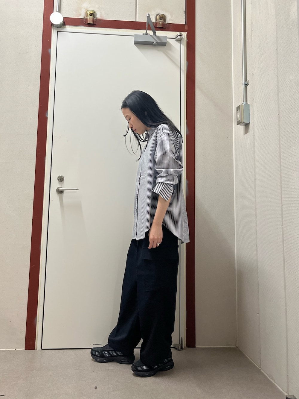 その他のシャツ/ブラウス、グレー系のその他パンツを着用したレディースの秋コーディネートの2枚目の写真