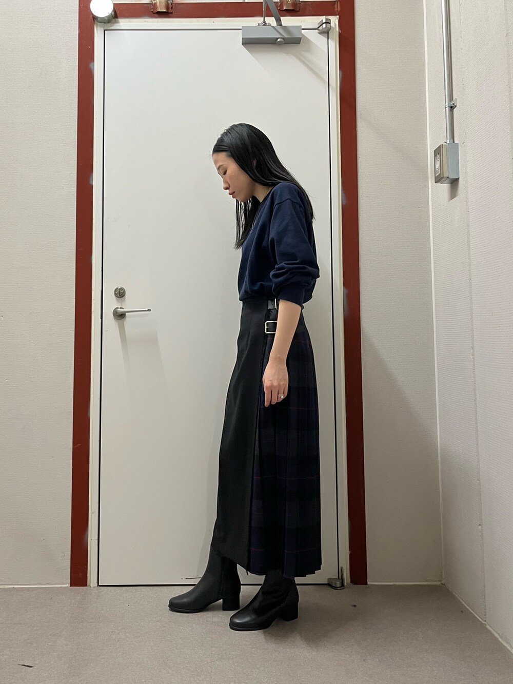 グレー系のスカートを着用したレディースの秋コーディネートの2枚目の写真