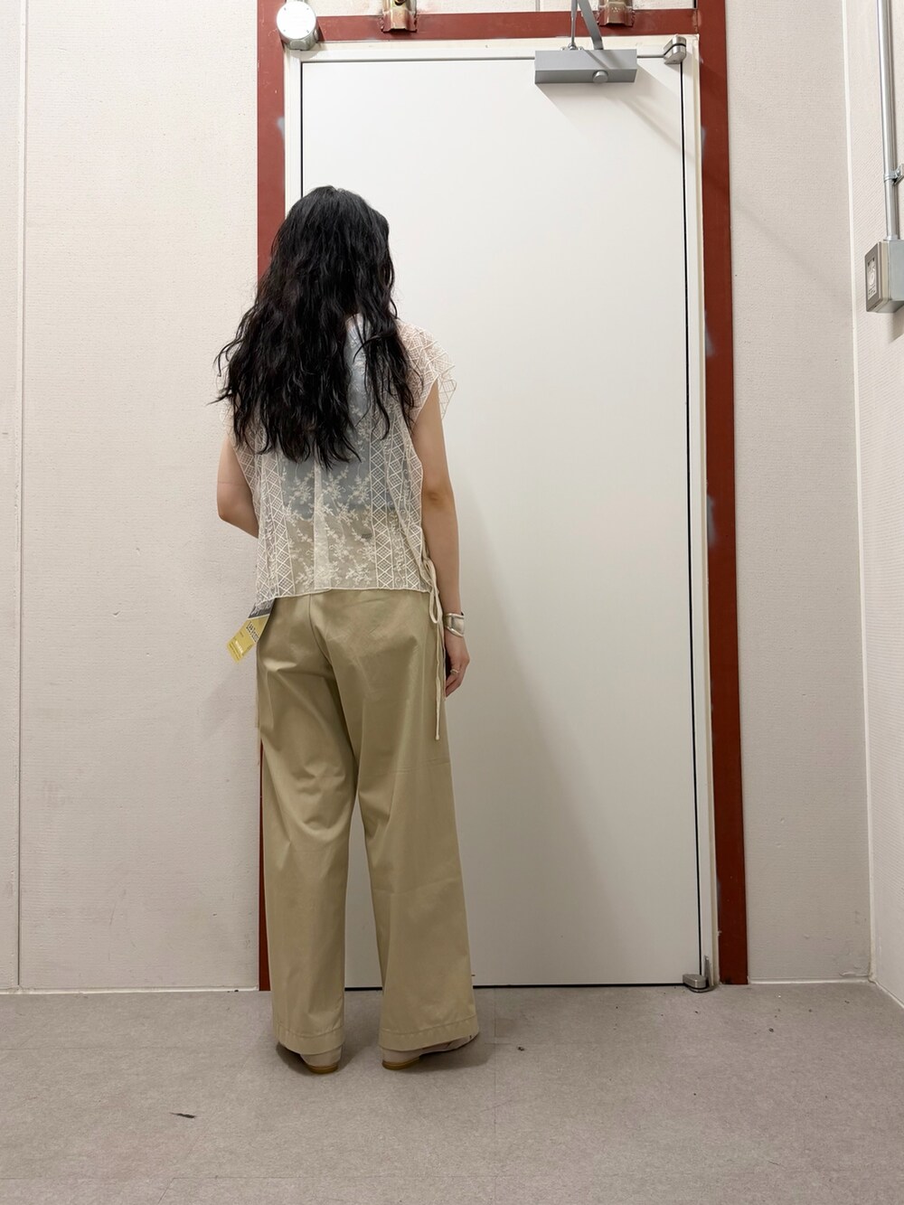 ブルー系のタンクトップ、ベージュ系のその他パンツ、ベージュ系のストール/ショールを着用したレディースの夏コーディネートの2枚目の写真