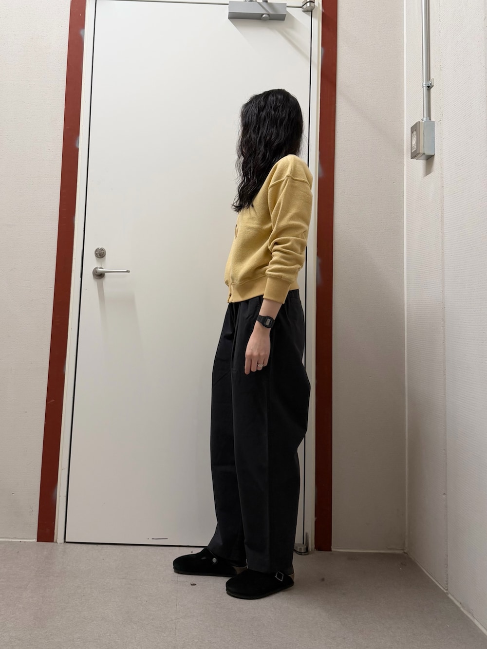 ベージュ系のカーディガン/ボレロ、ブラック系のその他パンツを着用したレディースの冬コーディネートの2枚目の写真