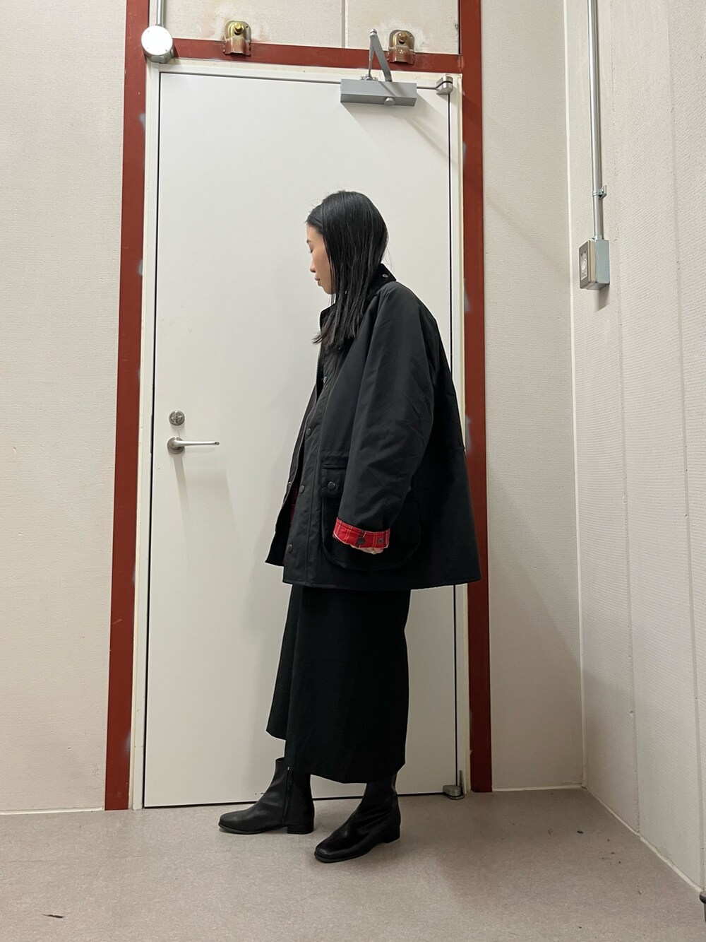 ブラック系のその他アウター、ブラック系のワンピースを着用したレディースの秋コーディネートの3枚目の写真