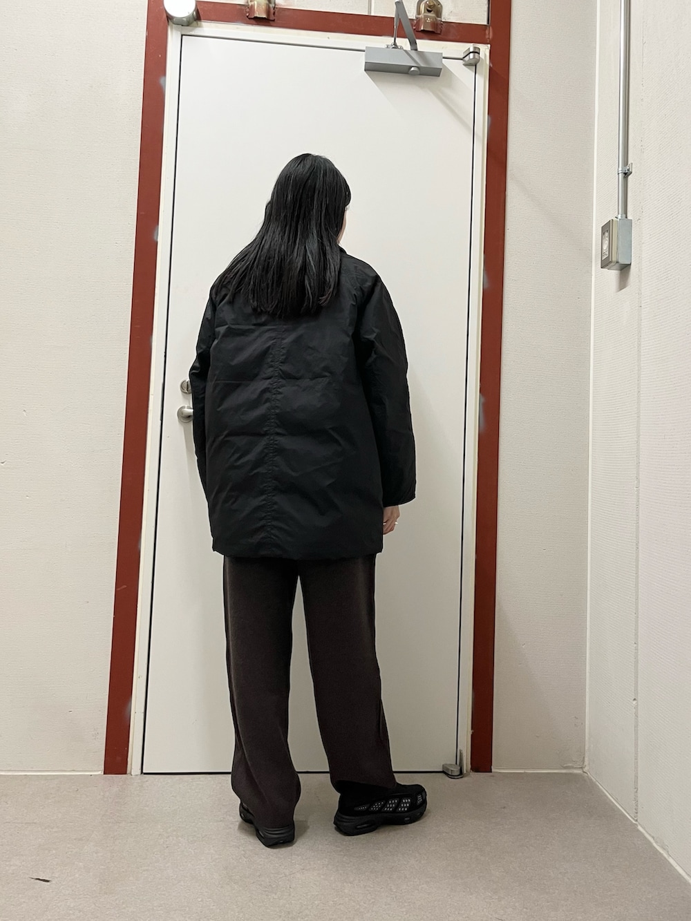 ブラウン系のその他パンツ、ブラック系のその他アウター、ホワイト系のシャツ/ブラウスを着用したレディースの秋コーディネートの3枚目の写真