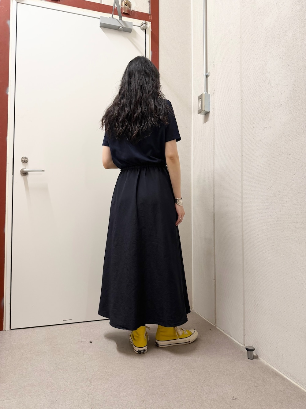 ブルー系のワンピースを着用したレディースの春コーディネートの3枚目の写真