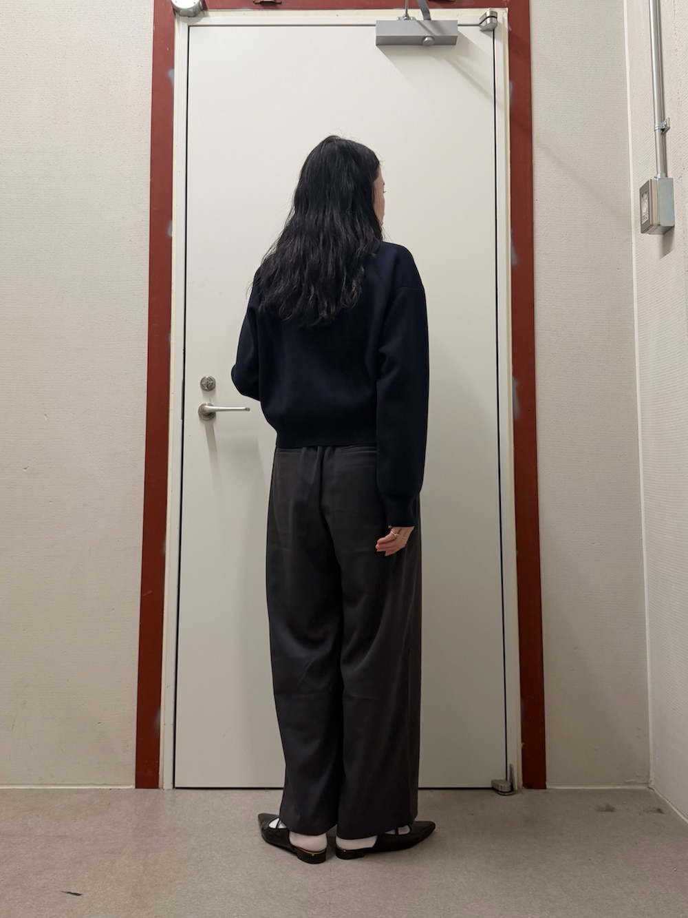 ブルー系のカーディガン/ボレロ、グレー系のその他パンツを着用したレディースの冬コーディネートの3枚目の写真