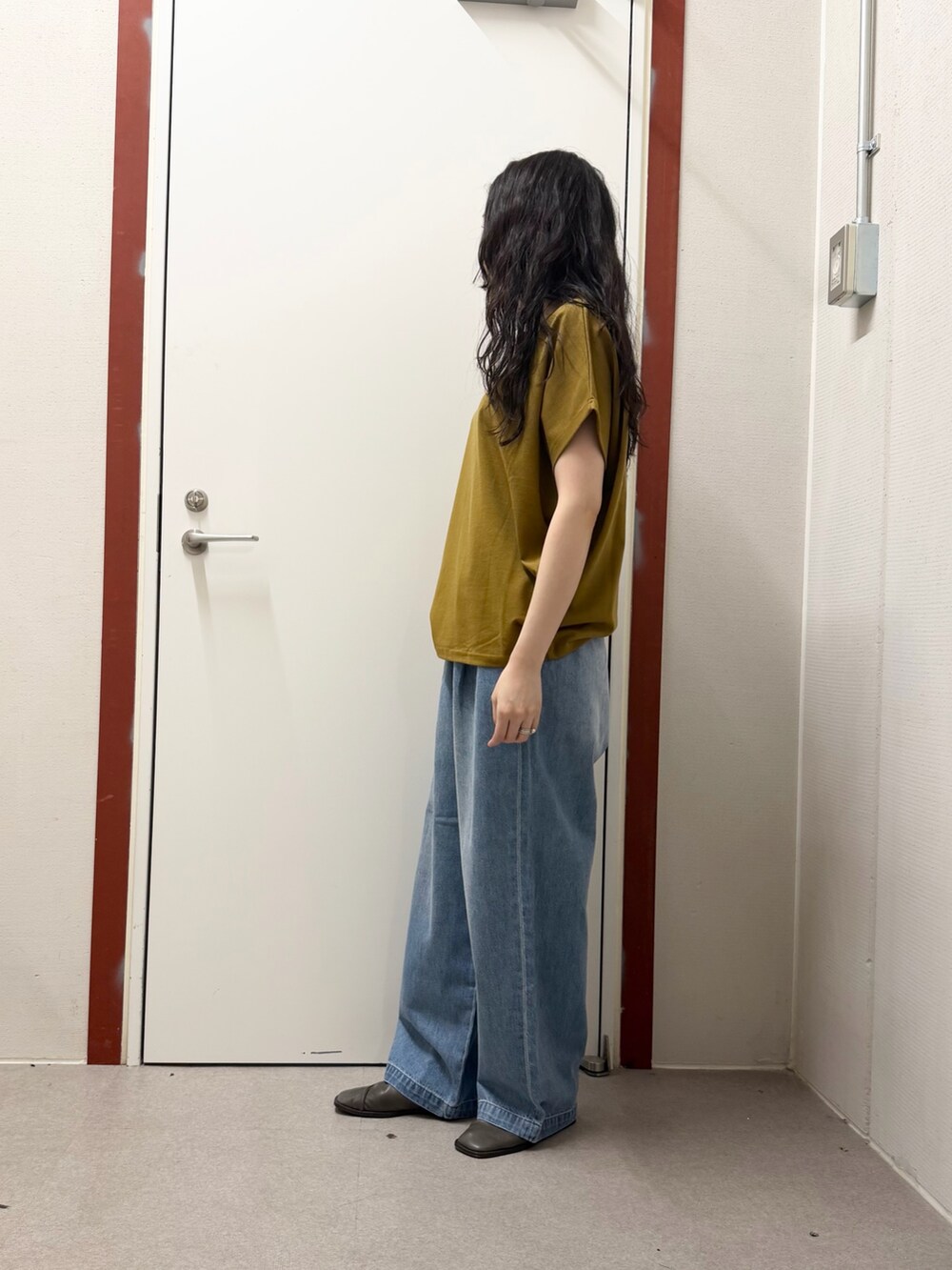 グリーン系のTシャツ/カットソー、ブルー系のデニムパンツを着用したレディースの夏コーディネートの2枚目の写真