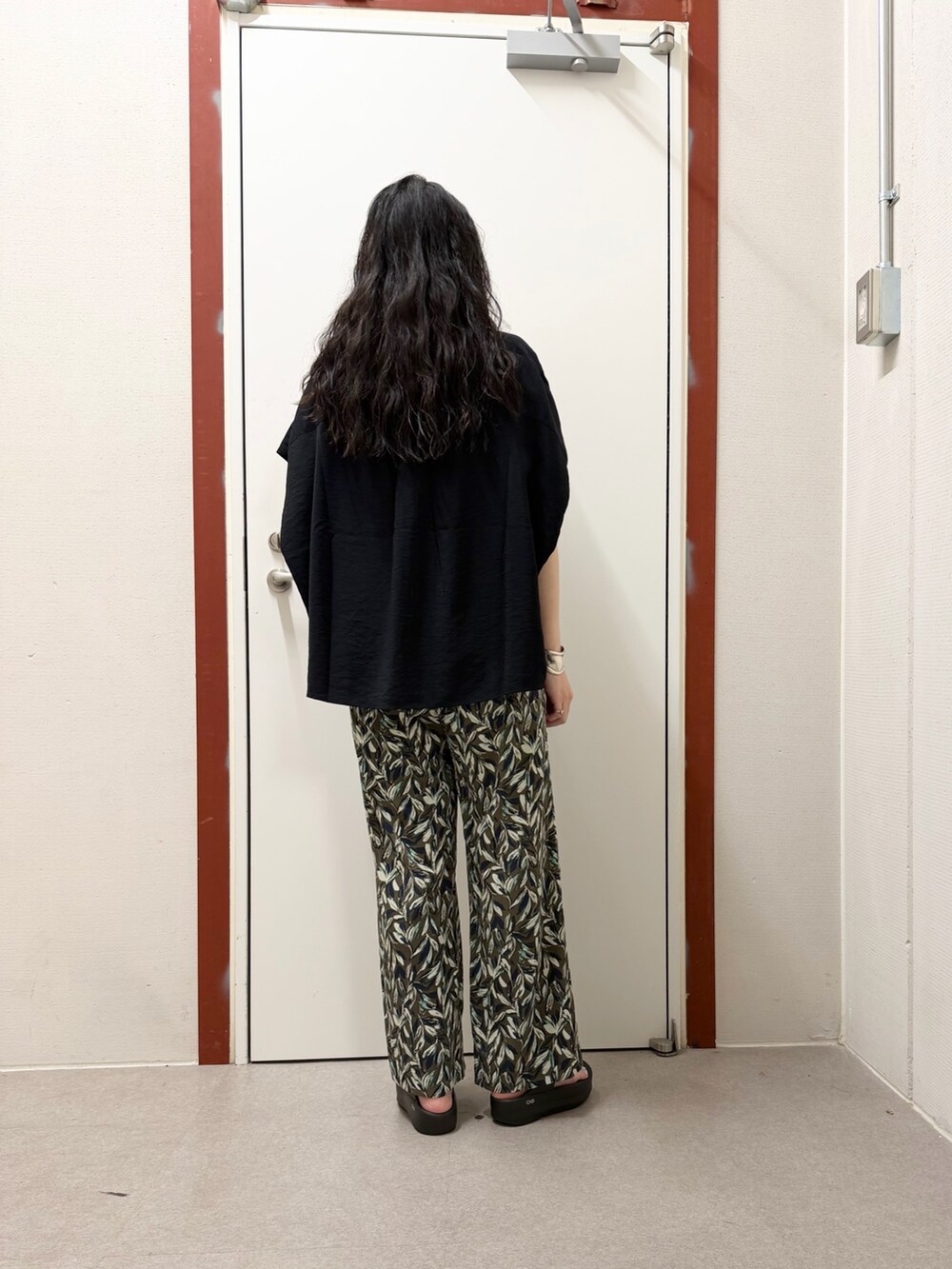 ブルー系のシャツ/ブラウス、グリーン系のその他パンツ、ブラック系のサンダルを着用したレディースの春コーディネートの3枚目の写真
