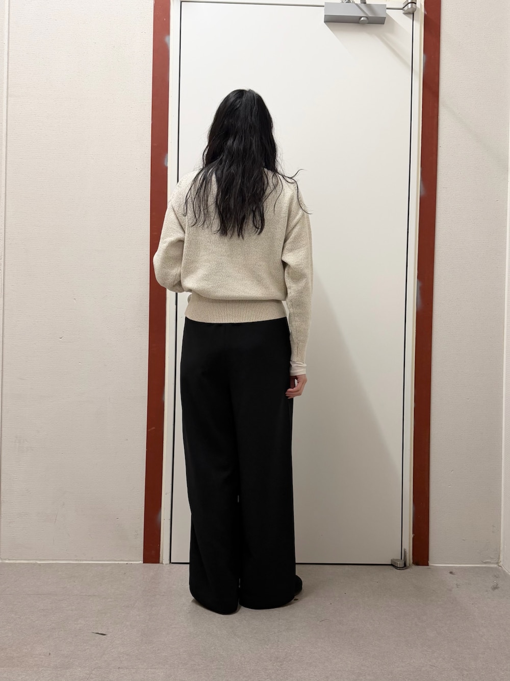 ベージュ系のニット/セーター、ブラック系のその他パンツを着用したレディースの冬コーディネートの3枚目の写真