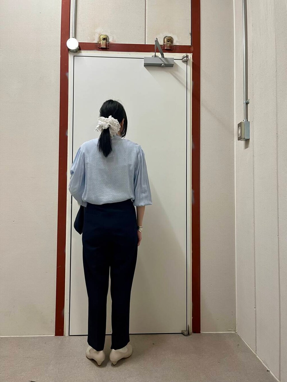 ブルー系のシャツ/ブラウス、グレー系のパンプス、ブルー系のその他アウターを着用したレディースの春コーディネートの3枚目の写真